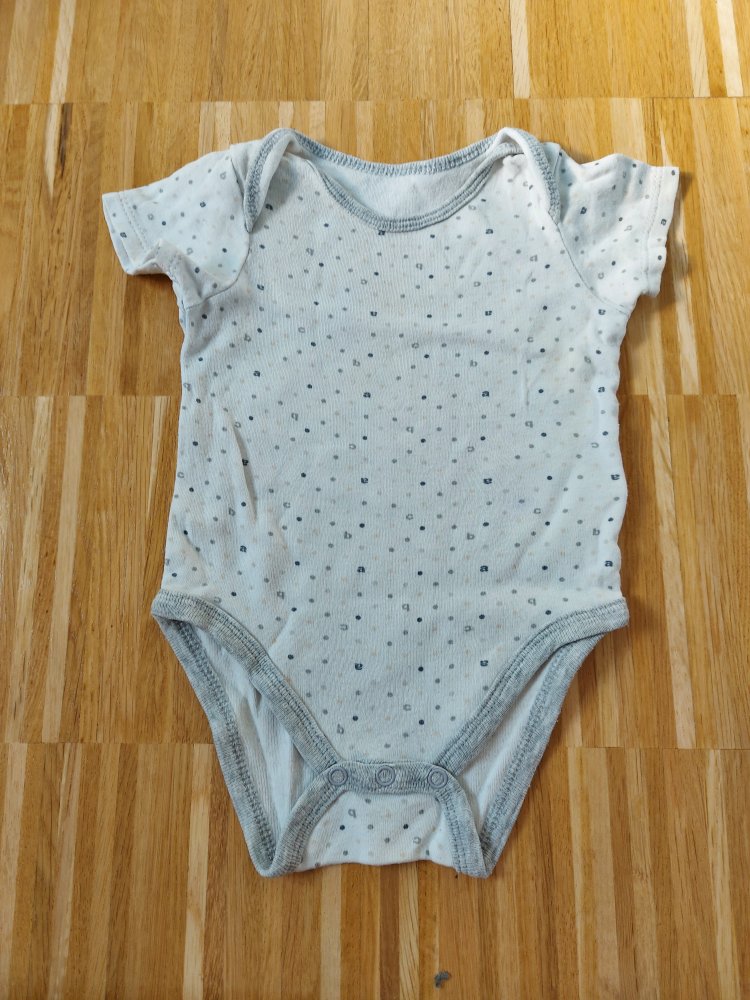 Kurzärmliger weißer Babybody mit Punkten und Buchstaben