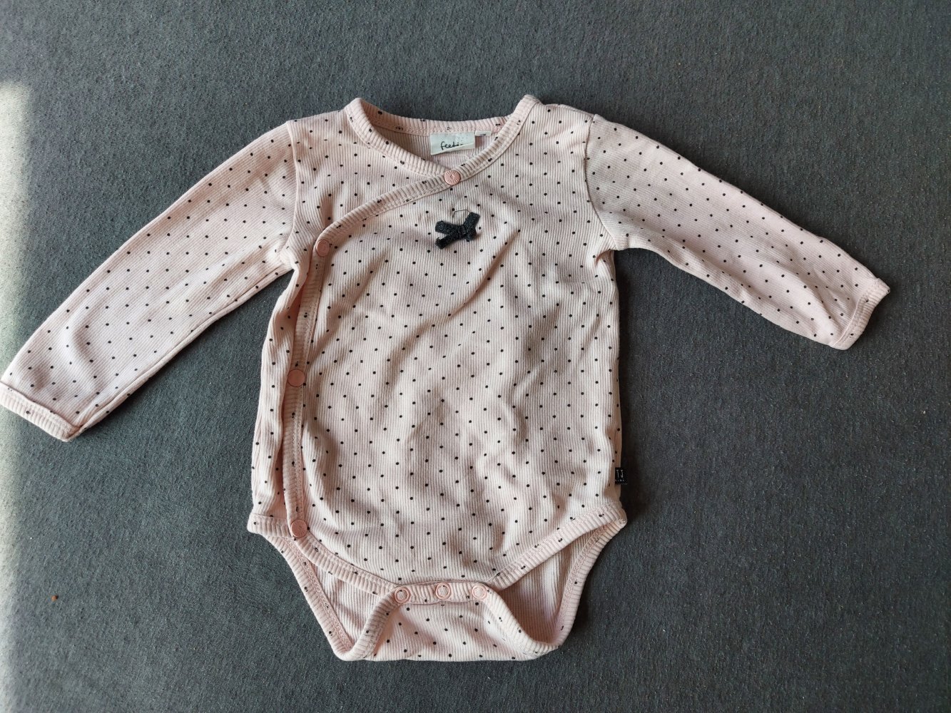 4-teiliges Bekleidungsset von feetje dots Strampler, Wickelbody, Hose und Wendejacke Gr. 62