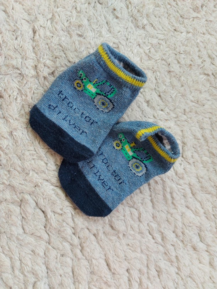 blaue Babysöckchen mit Traktormotiv 
