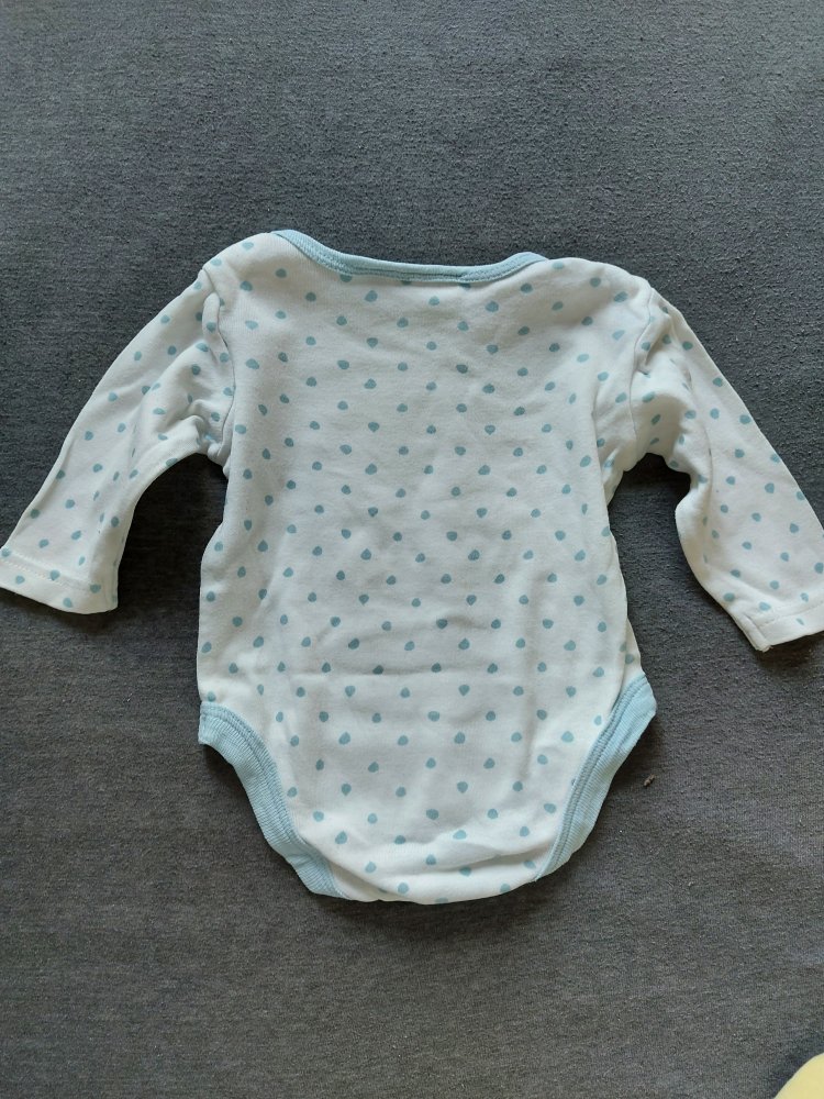 langärmliger weißer Babybody mit blauen Punkten/Tropfen 0-3 Monate