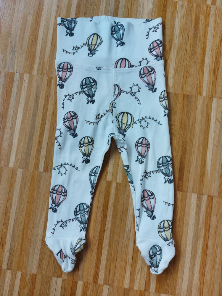 Weiße Babyhose mit breitem Bund und Füßchen und Heißluftballonmuster, Gr. 62.