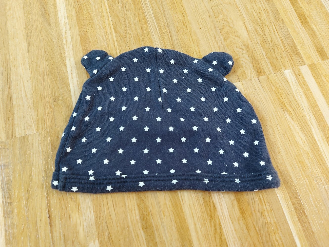 dunkelblaue Babymütze mit weißen Sternchen und Öhrchen