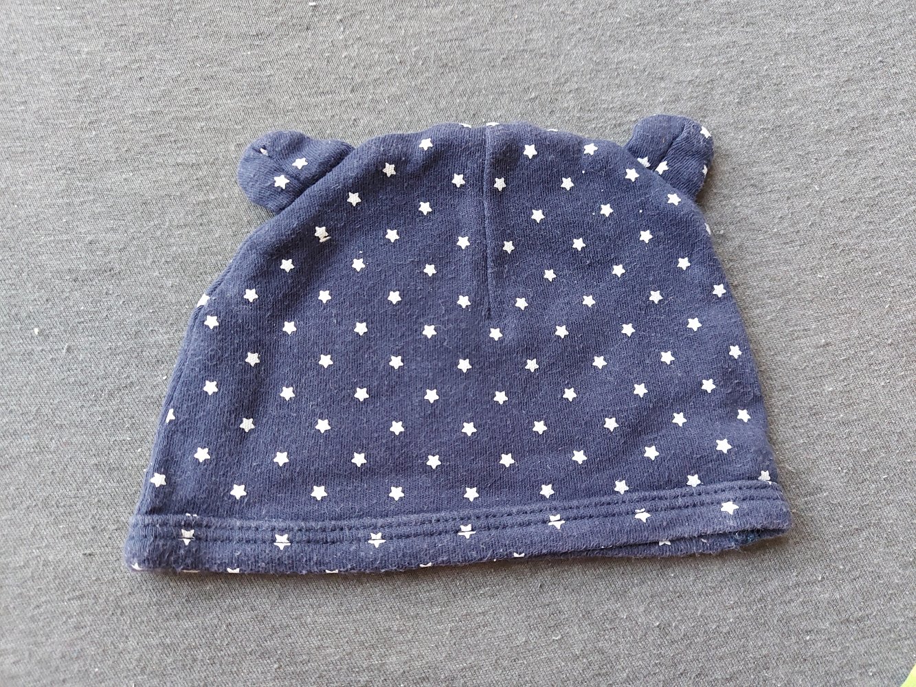 dunkelblaue Babymütze mit weißen Sternchen und Öhrchen