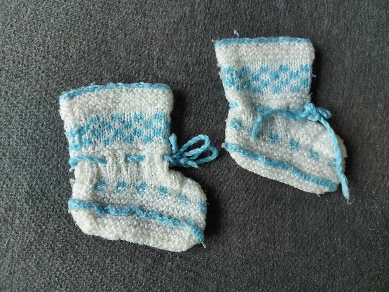 Weiß-blaue Strickschühchen / Babysöckchen/Newborn