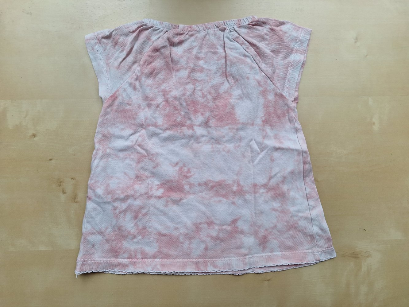 kurzärmliges rosa Batik- T-Shirt Gr. 80