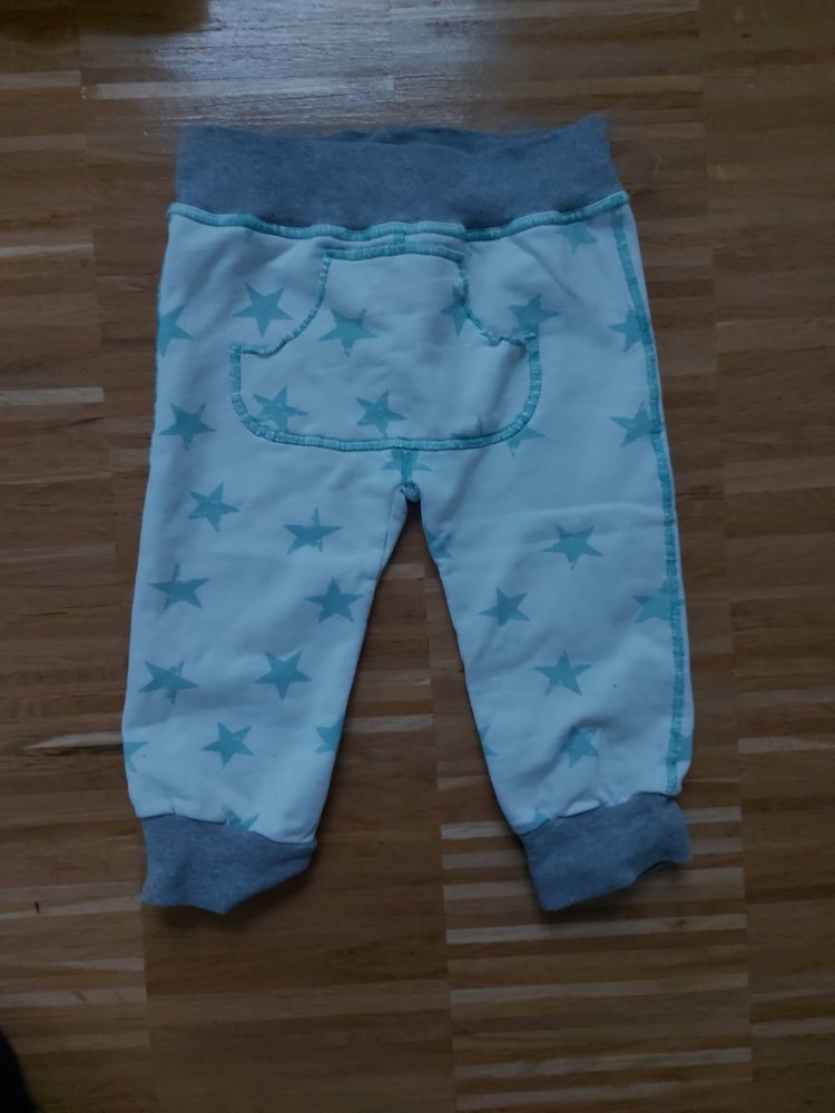 weiße Babyhose mit türkisen Sternchen