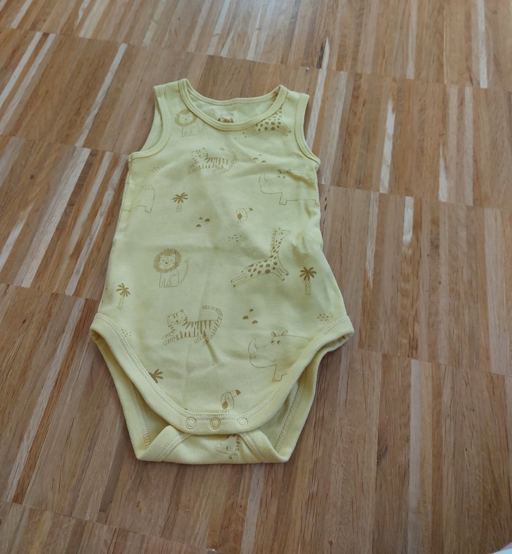kurzärmliger gelber Babybody Gr. 74 mit Giraffen, Tigern, Löwen, Nashorn