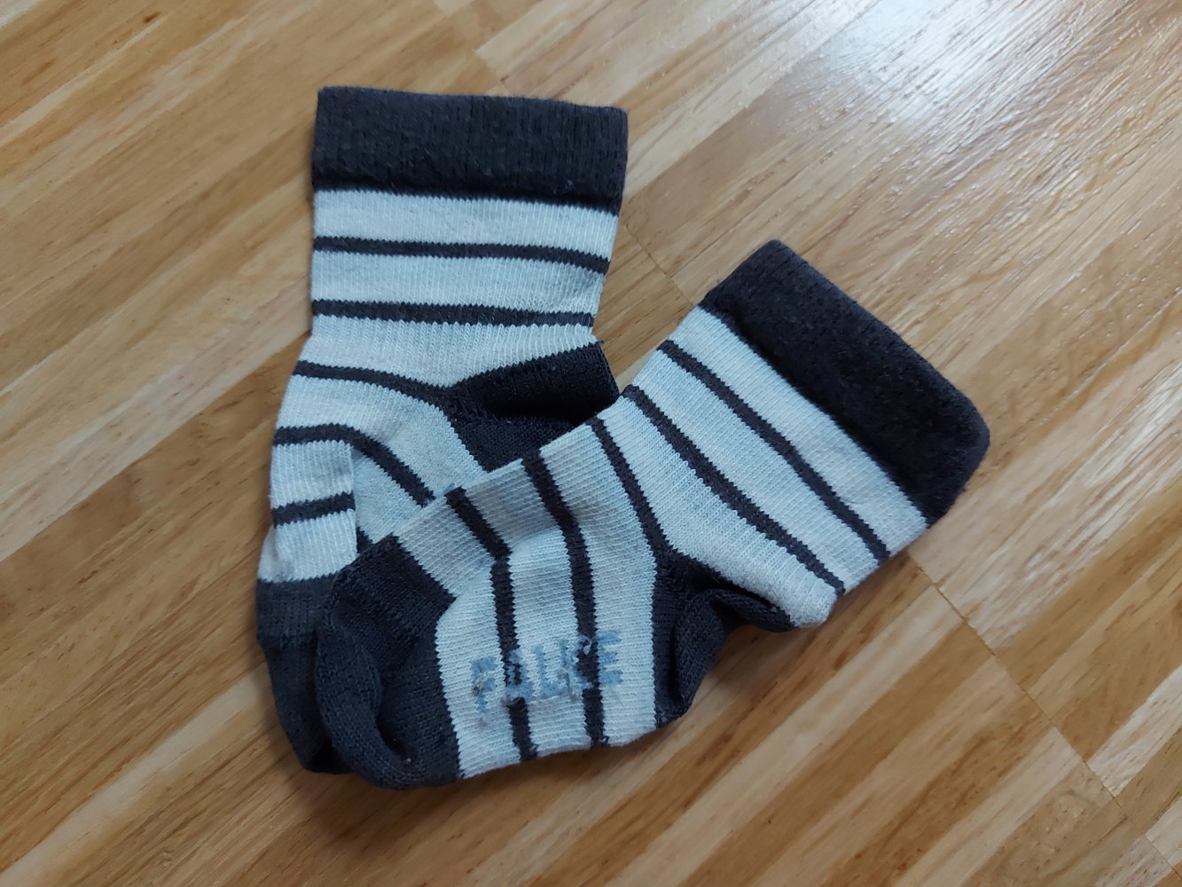 dunkelgrau-weiß gestreifte Babysocken von FALKE, Gr. 62/68