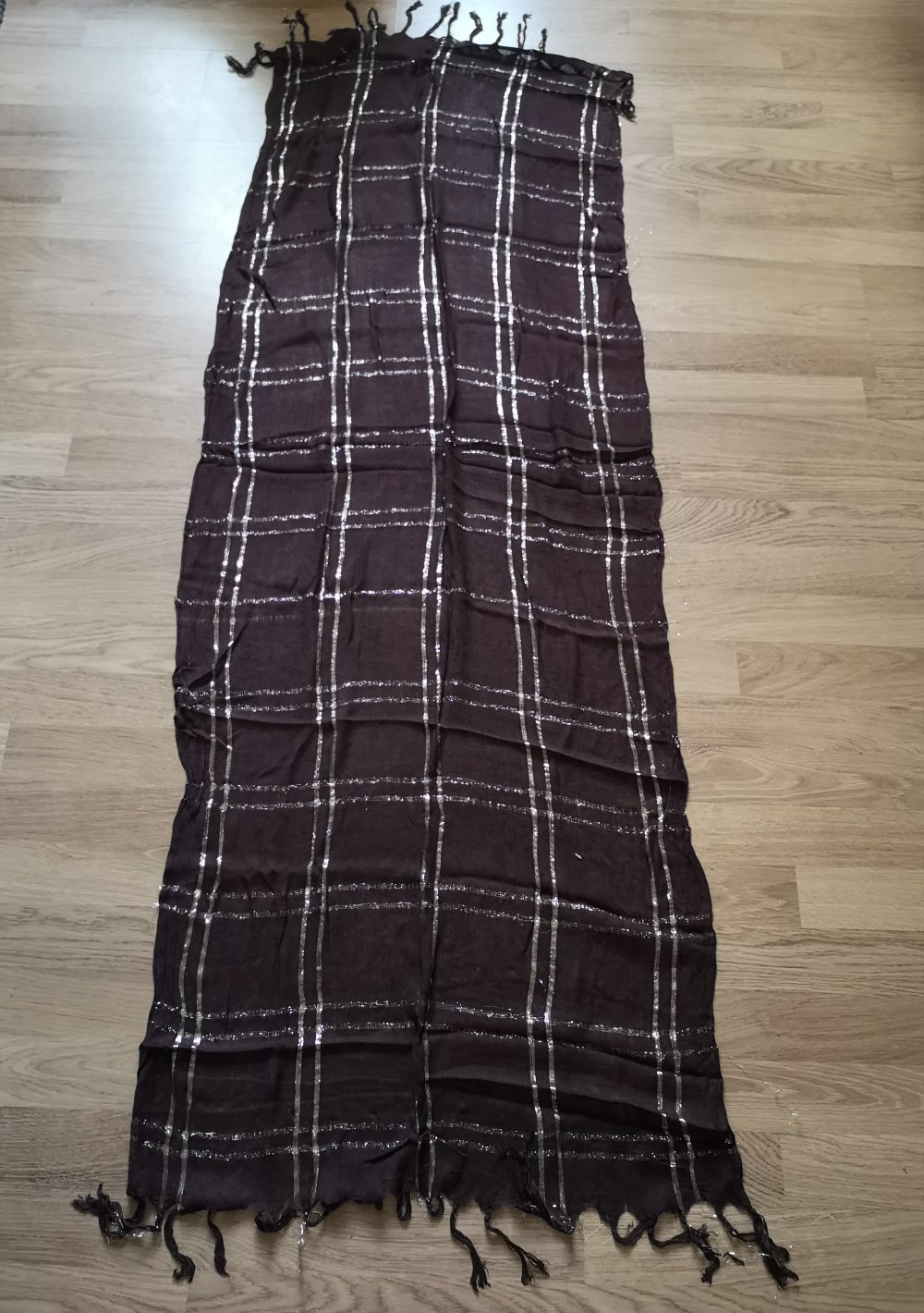 braunes Halstuch / Schal mit karierten Silberfäden