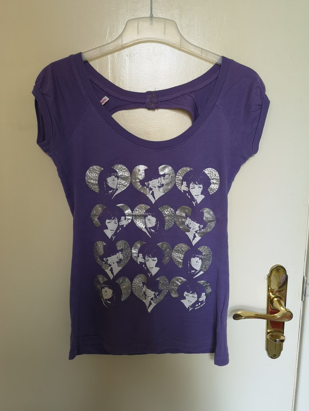 lilafarbenes T-Shirt mit Silberprint und Rückenausschnitt Gr. 36 