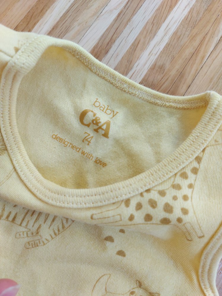 kurzärmliger gelber Babybody Gr. 74 mit Giraffen, Tigern, Löwen, Nashorn