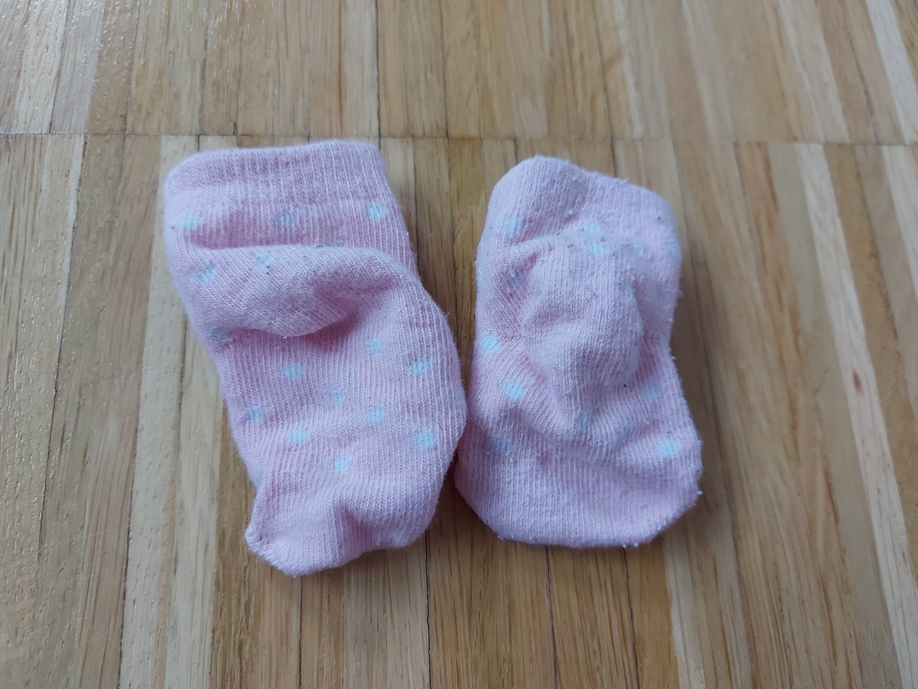 rosafarbene Babysöckchen / Sneakersocken mit weißen Punkten