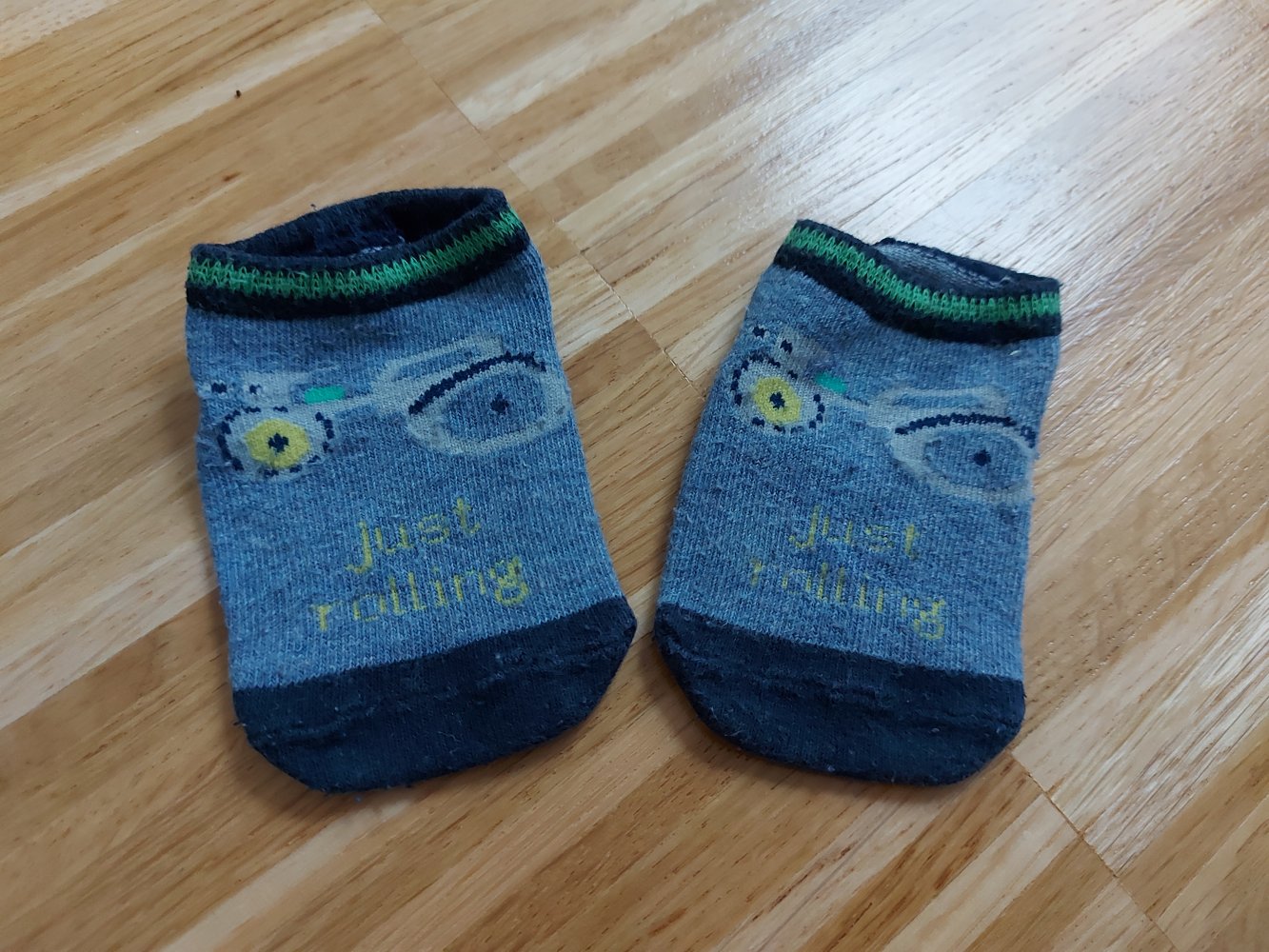 blaue Babysöckchen mit Traktormotiv just rolling