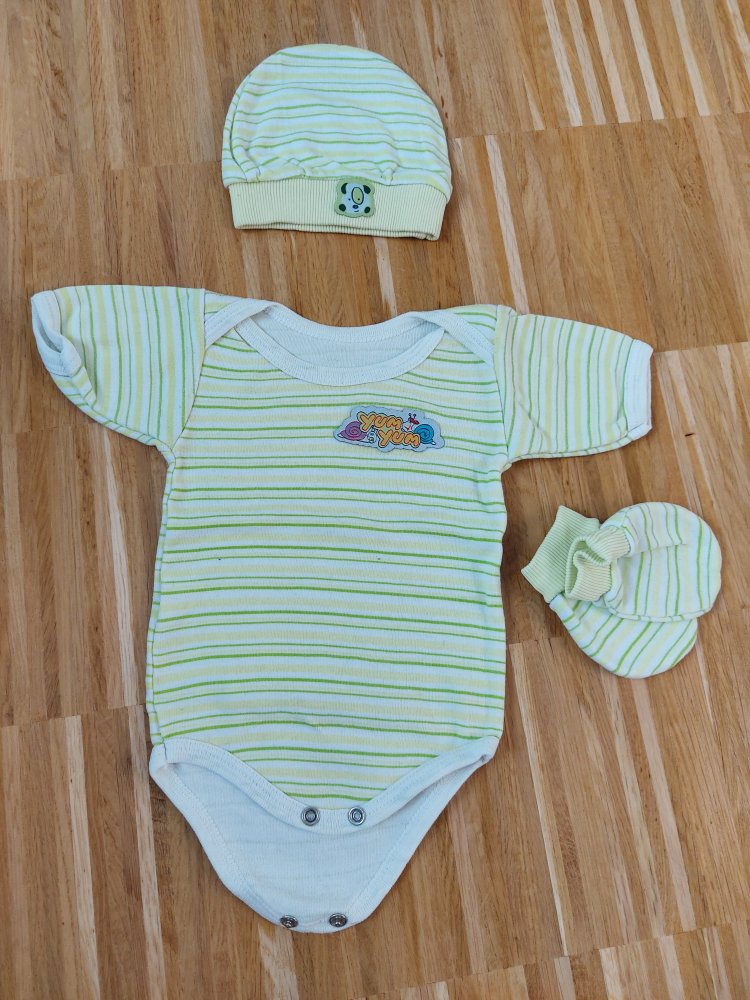grün gestreiftes Erstlingsset: Body, Mütze, Kratzhandschuhe