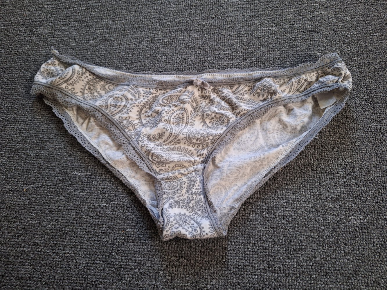 weiß-grau gemusterte Unterhose