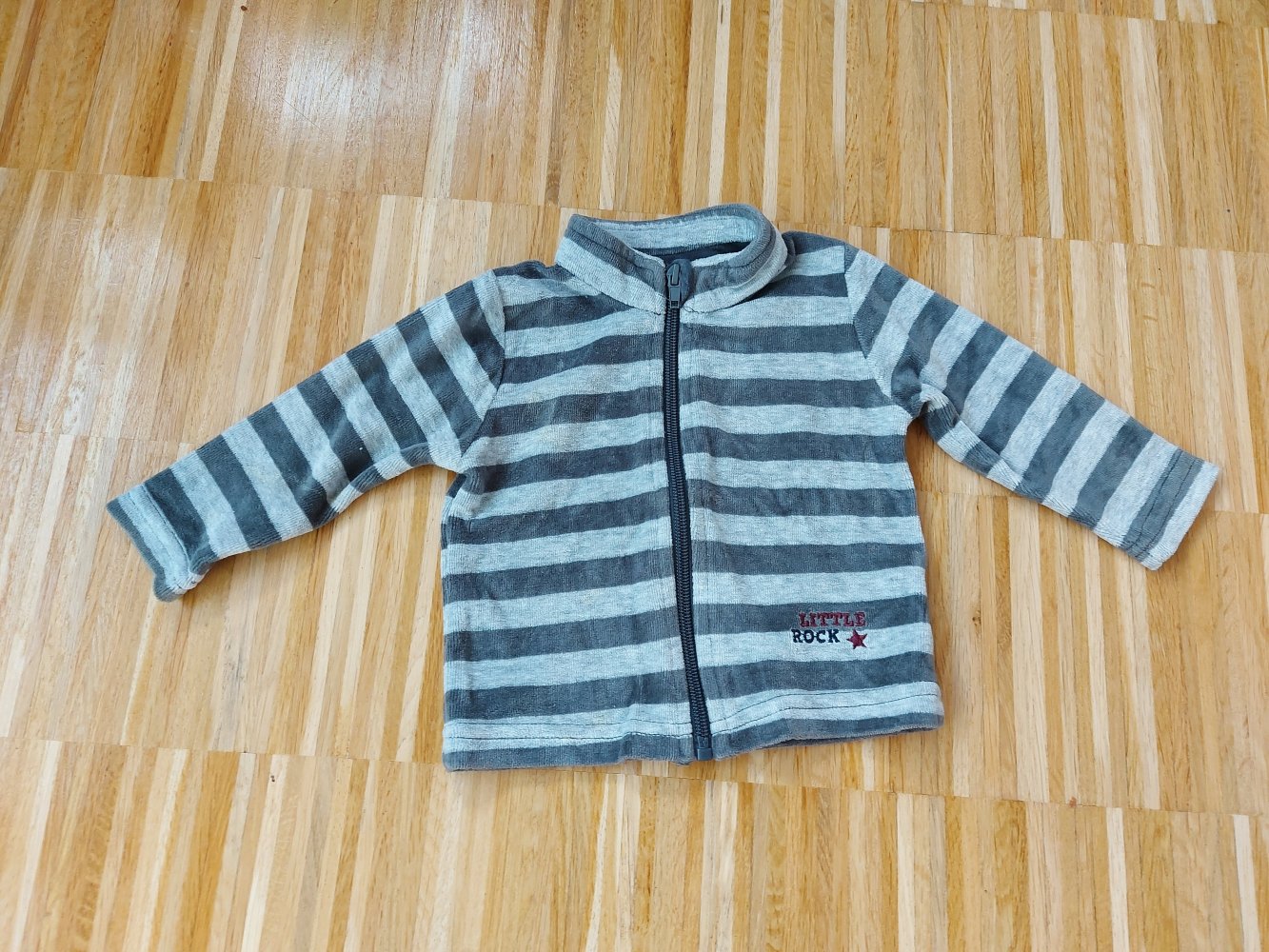 kuschelige grau gestreifte Babyjacke Gr. 62/68