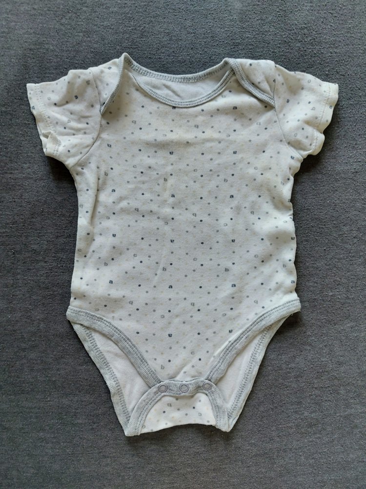 Kurzärmliger weißer Babybody mit Punkten und Buchstaben