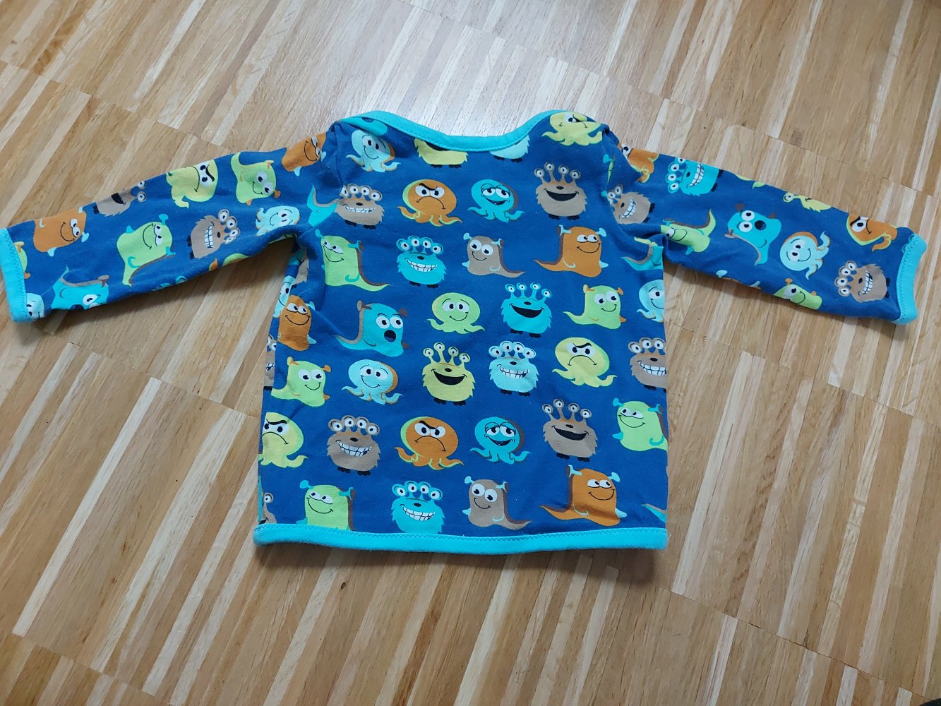 2-teiliges Set: blauer Pullover und Mütze mit Monstermotiven