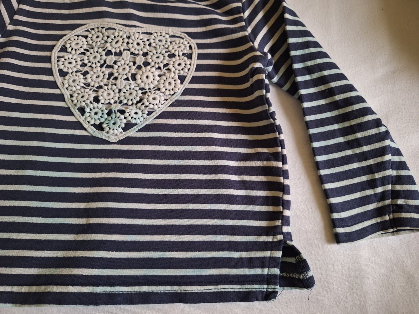 Marineblau weiß gestreifter Longsleeve mit Spitzenherz, Gr. 92 von Pusblu
