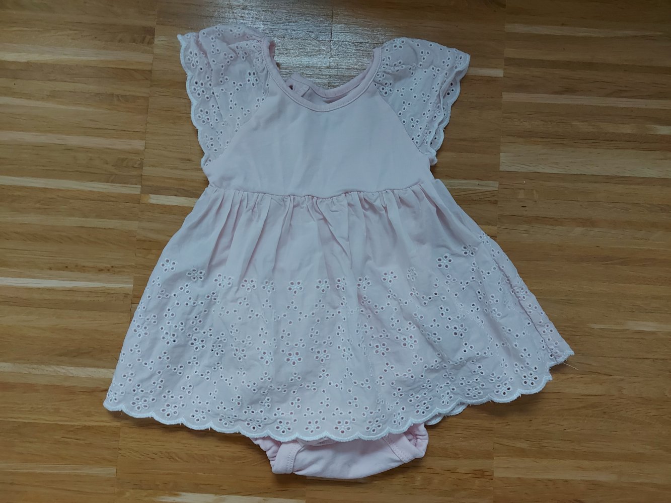 süßes zartrosa Babykleidchen mit weißer Stickerei, Gr. 68 Bodykleid