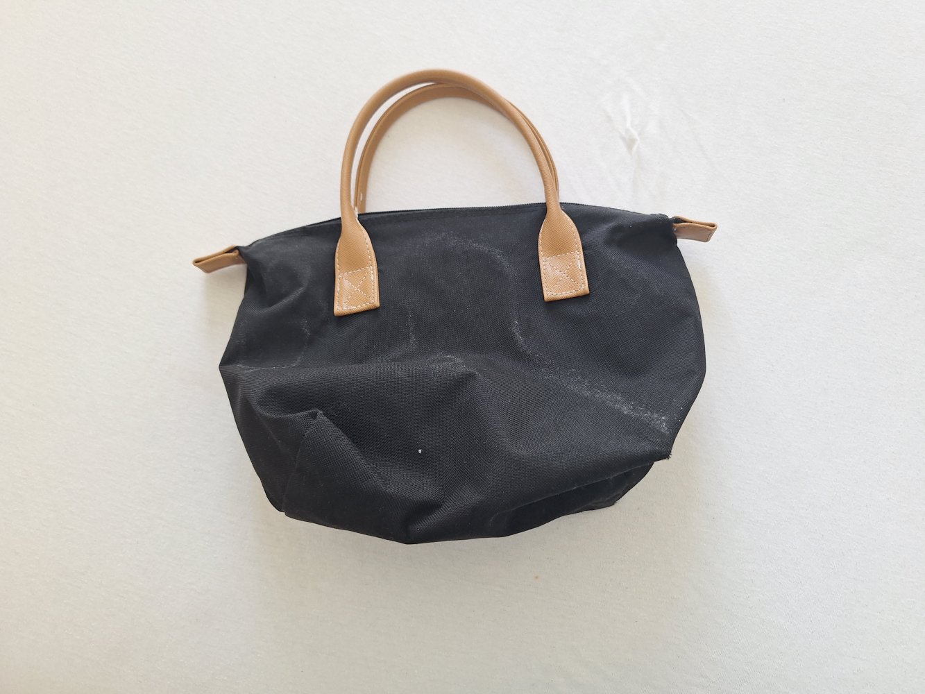 kleine schwarze Handtasche