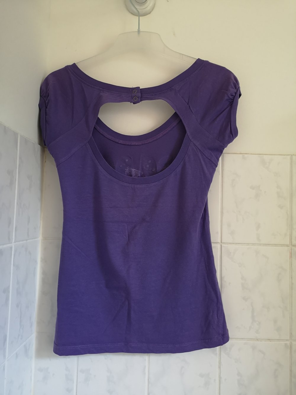 lilafarbenes T-Shirt mit Silberprint und Rückenausschnitt Gr. 36 