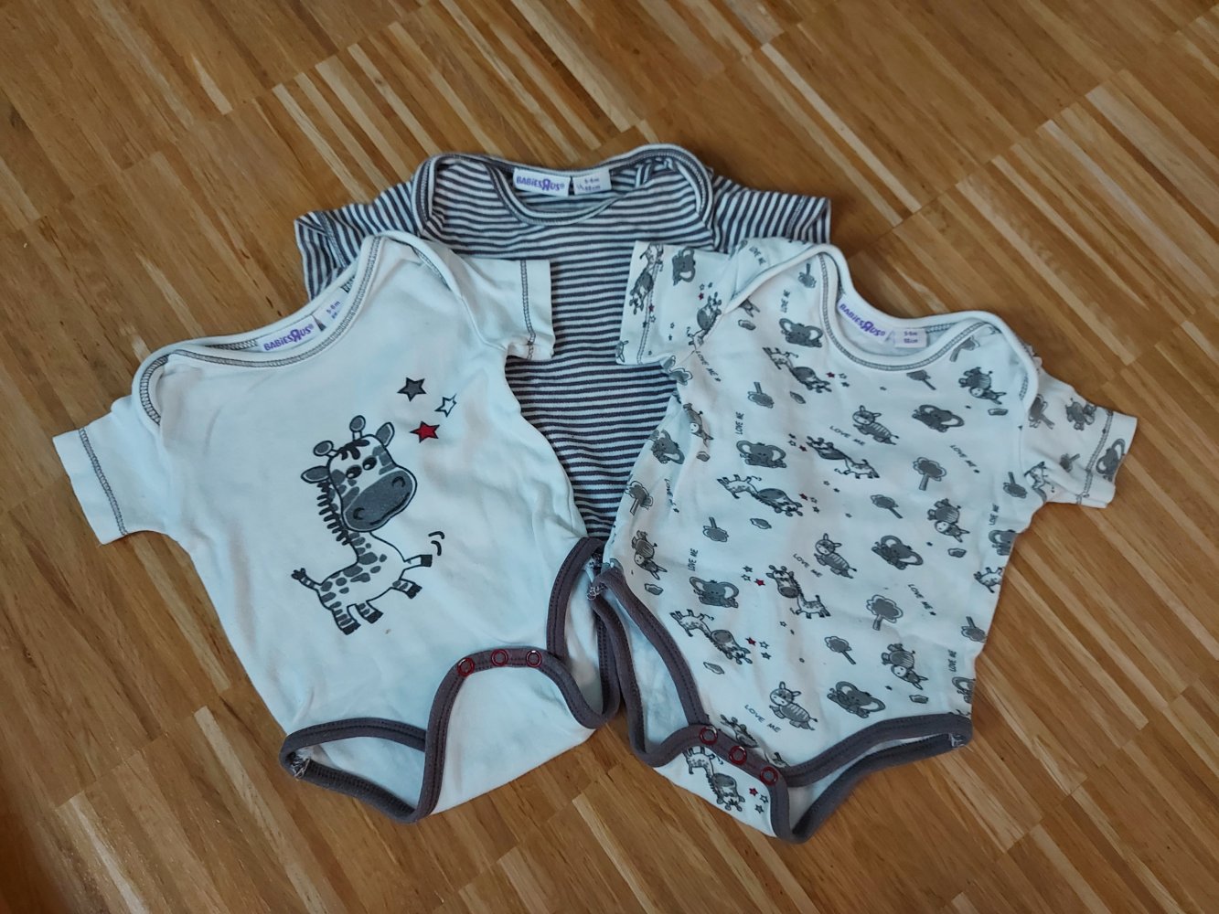 3-er Set kurzärmlige Bodys in weiß/grau Gr. 68 (Giraffenmotive)