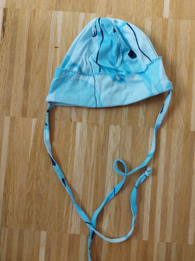 blaue Babymütze mit Schnüren
