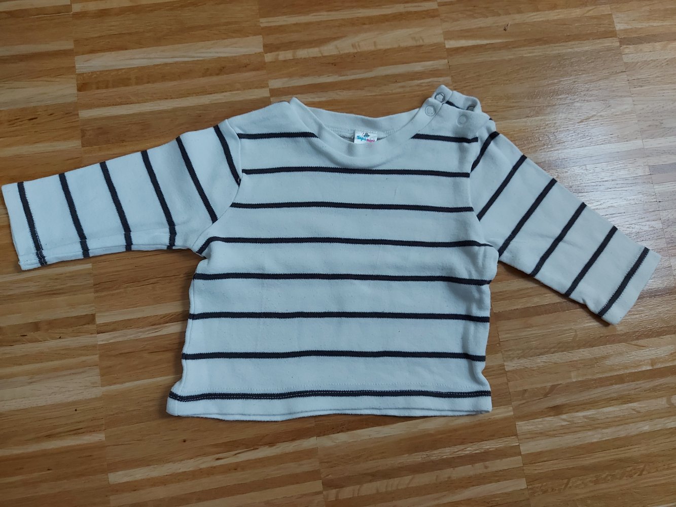 langärmliger weißer Babypullover mit Streifen, Gr. 62