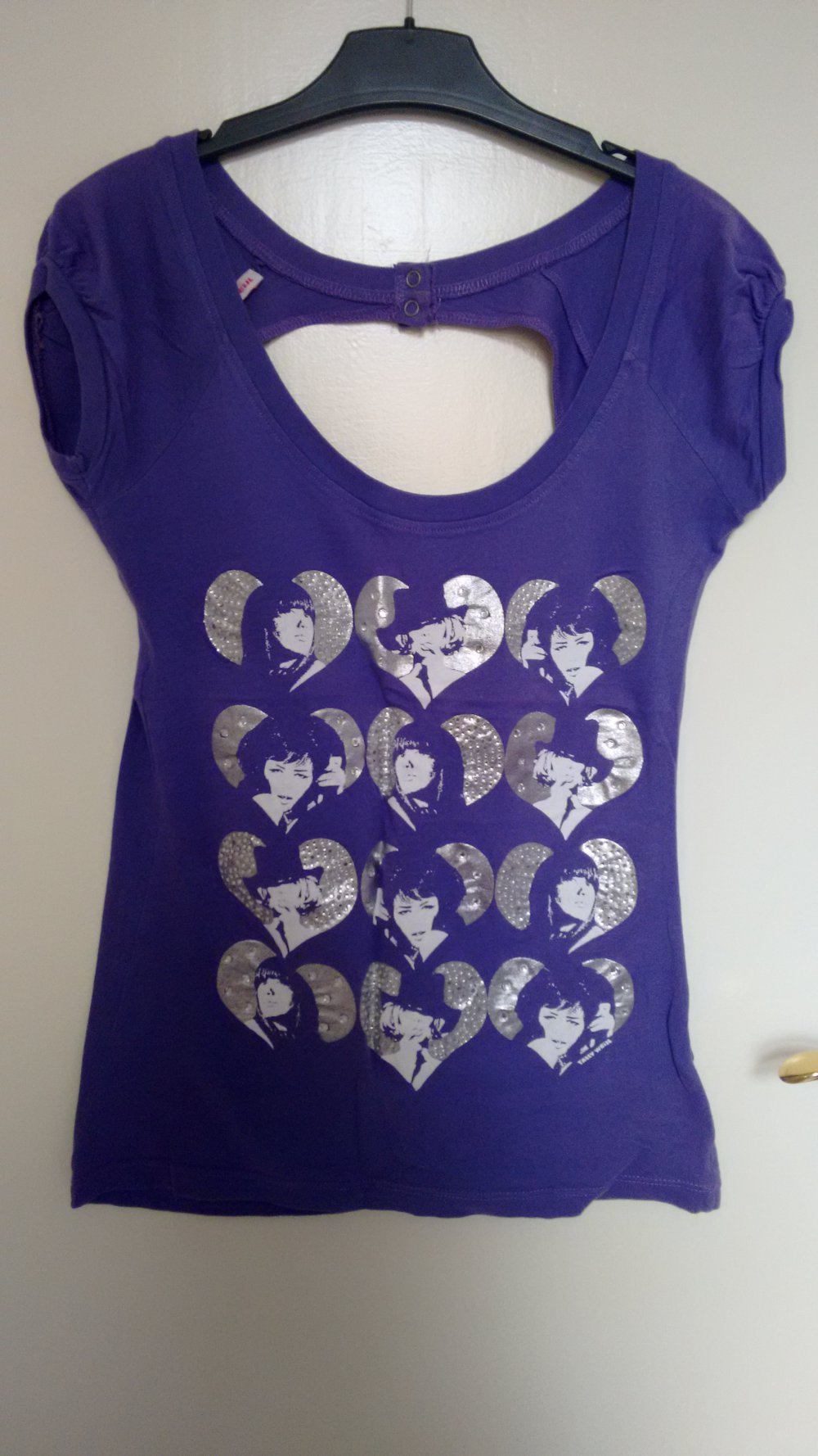 lilafarbenes T-Shirt mit Silberprint und Rückenausschnitt Gr. 36 