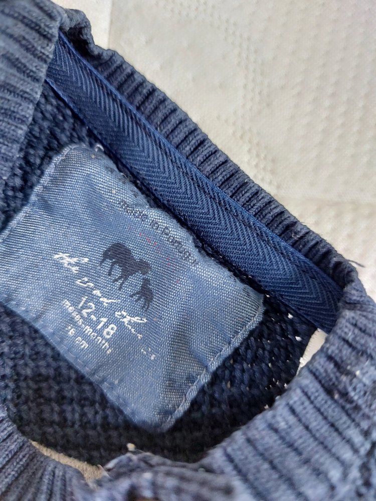 langärmliger glau-blauer Babypullover mit Elbow-Patches, Gr. 86