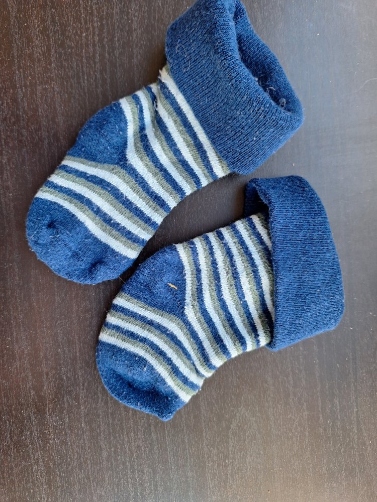 blau gestreifte dicke Babysocken
