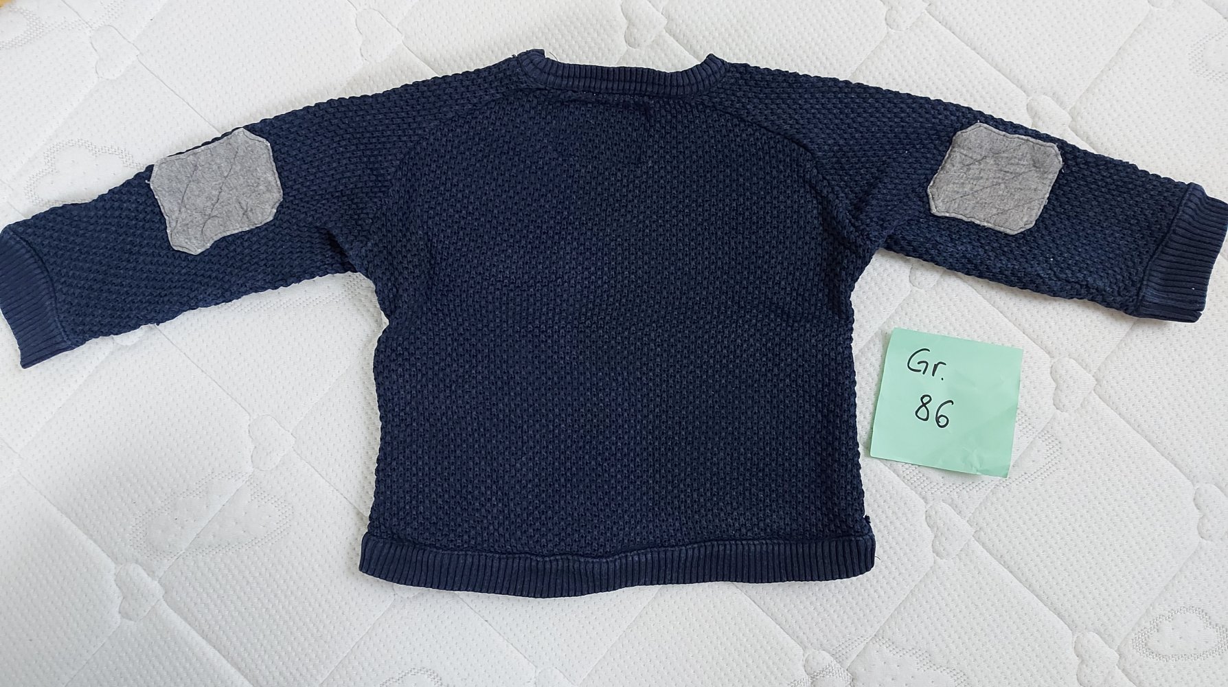 langärmliger glau-blauer Babypullover mit Elbow-Patches, Gr. 86