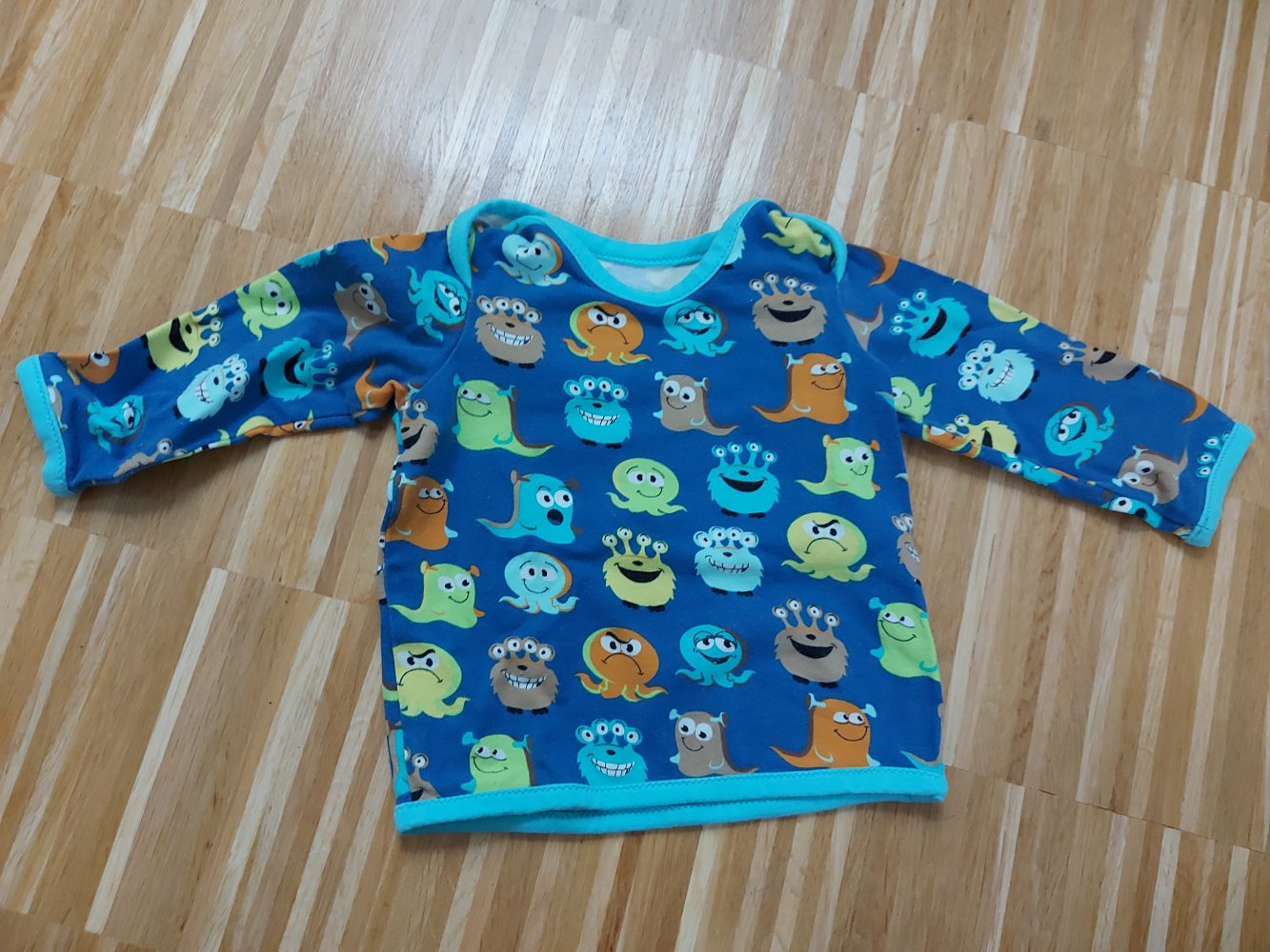 2-teiliges Set: blauer Pullover und Mütze mit Monstermotiven