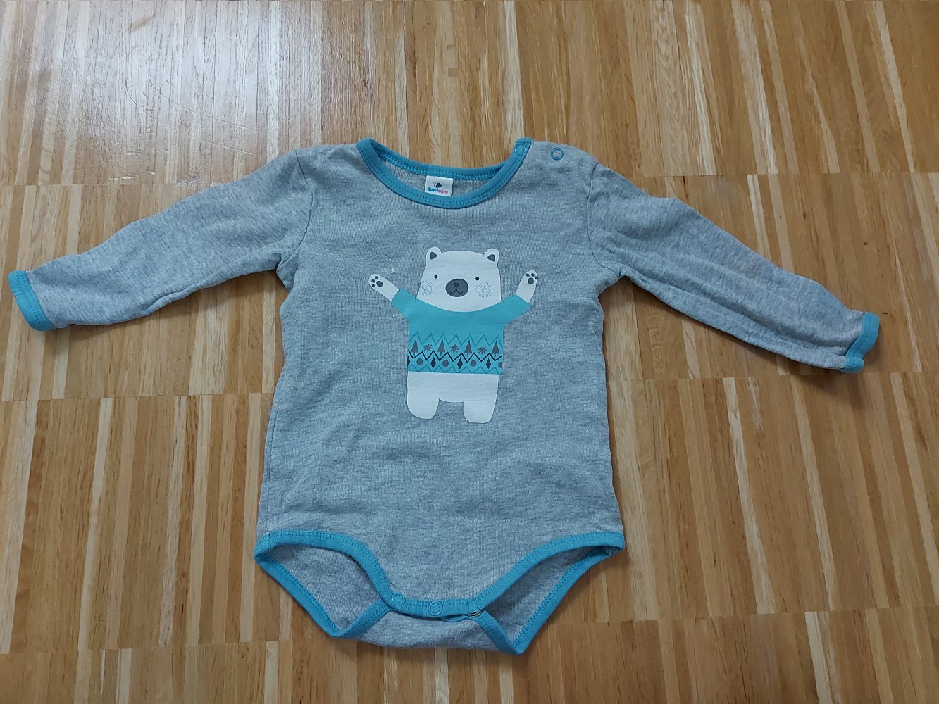 grauer Langarmbody mit Eisbär, Gr. 62/68