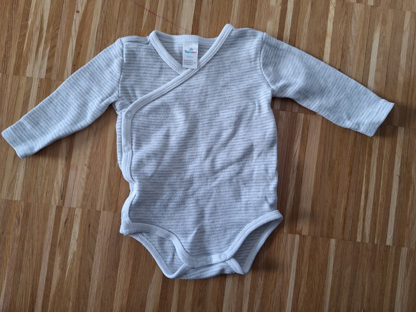 weiß-grau gestreifter langärmliger Wickelbody Gr. 50/56 unisex geschlechtsneutral