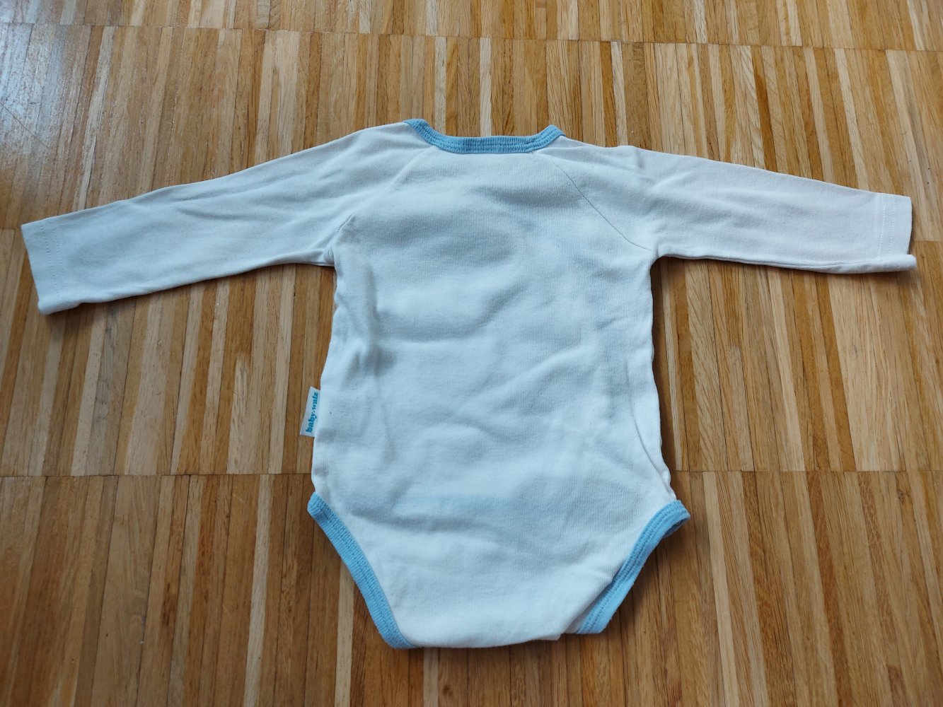 Weiß-blauer langärmliger Wickelbody Gr. 62/68