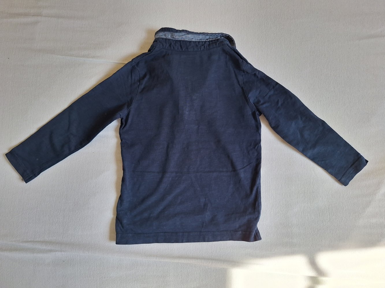 Marineblaues Langarm-Poloshirt mit A, Gr. 98