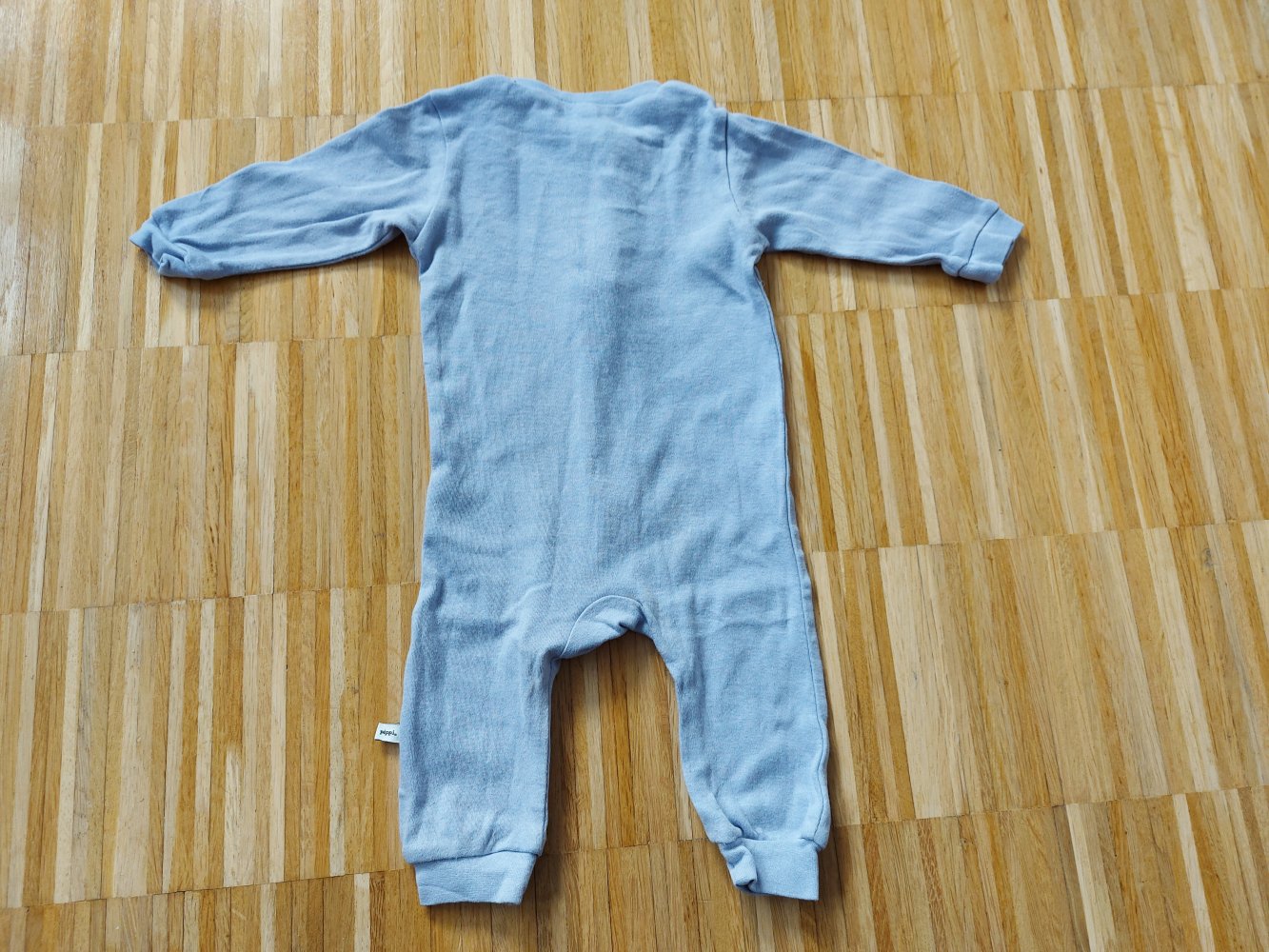 lilafarbener Babyschlafanzug mit Reißverschluss, Gr. 68
