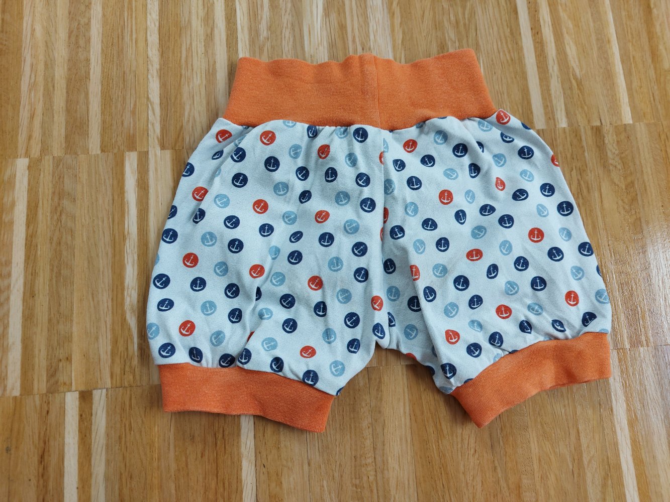 weiße Babyschlupfhose mit bunten Punkten und Ankersymbolen / Pumphose
