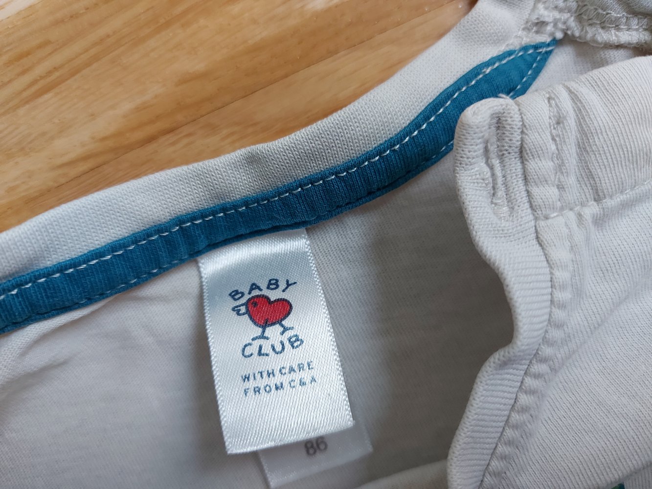 langärmliger cremeweißer Babypullover mit Traktor 