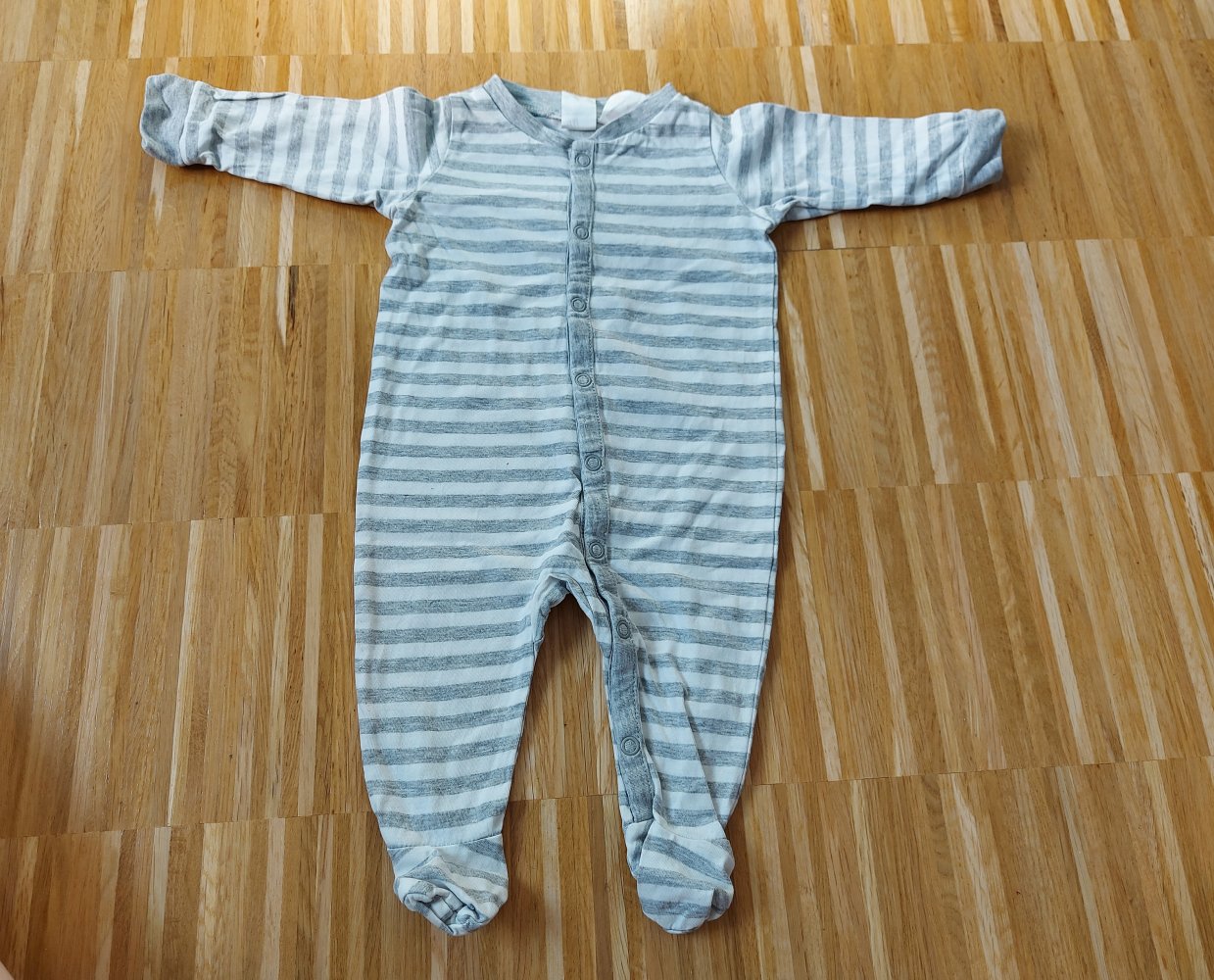 weißer Babyschlafanzug mit grauen Streifen Gr. 62