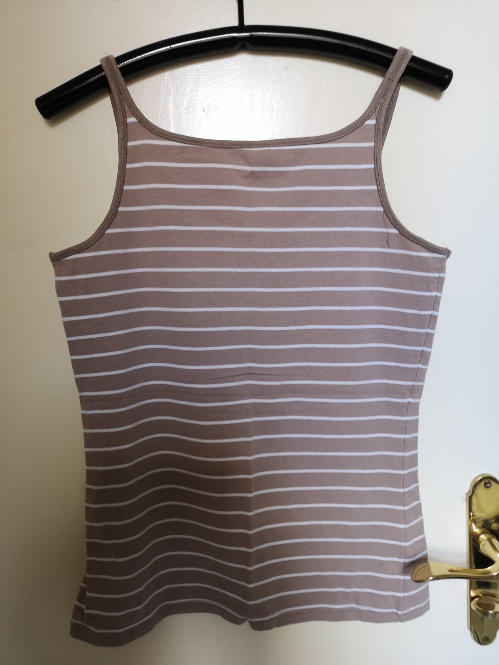 beige-gestreiftes Tanktop mit weißen Streifen
