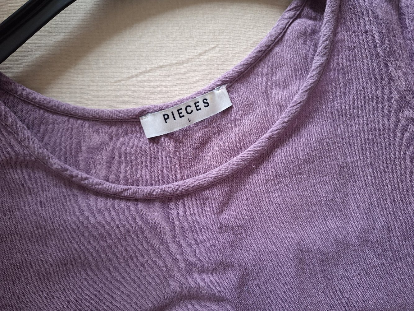 Fliederfarbenes T-Shirt mit Schulterauslassungen, Gr. L