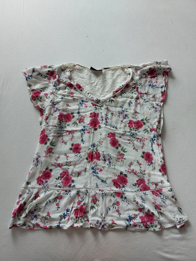weißes Blusenoberteil mit pinken Blumen und Spitze, Gr. 36