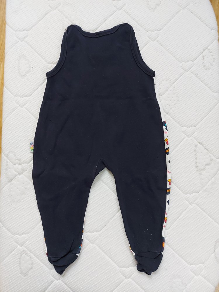 dunkelblauer Babystrampler mit Teddybärchenmotiv Gr. 62/68