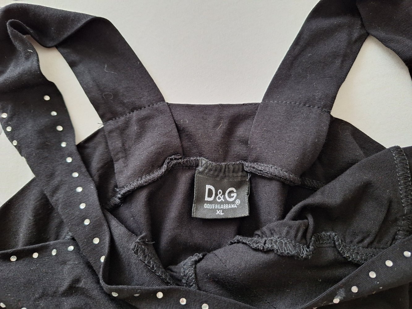 schwarzes Shirt mit Strasssteinen am raffinierten Ausschnitt