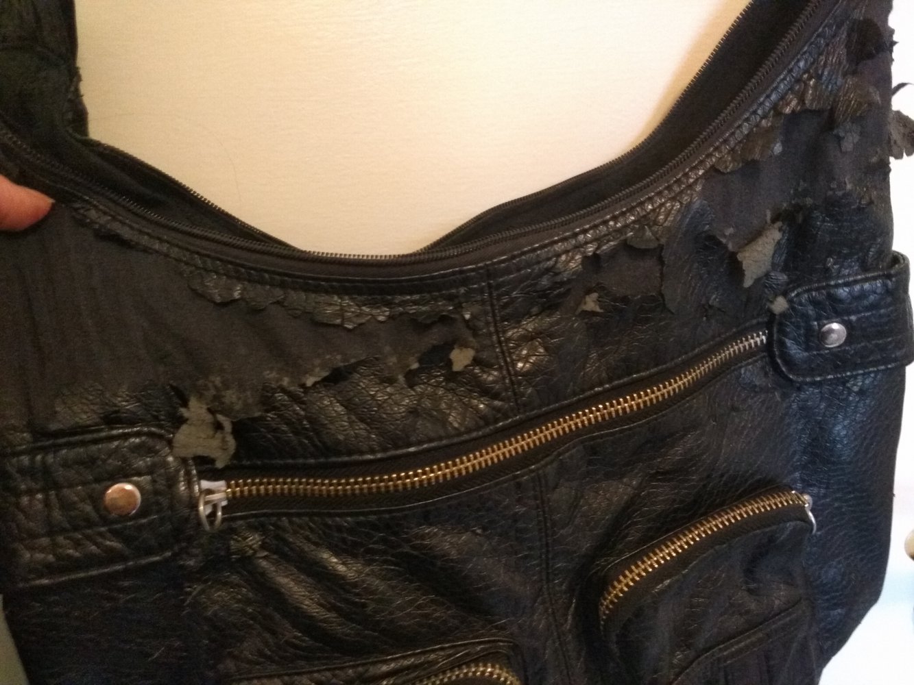 schwarze Handtasche mit Reißverschlüssen und Innentaschen