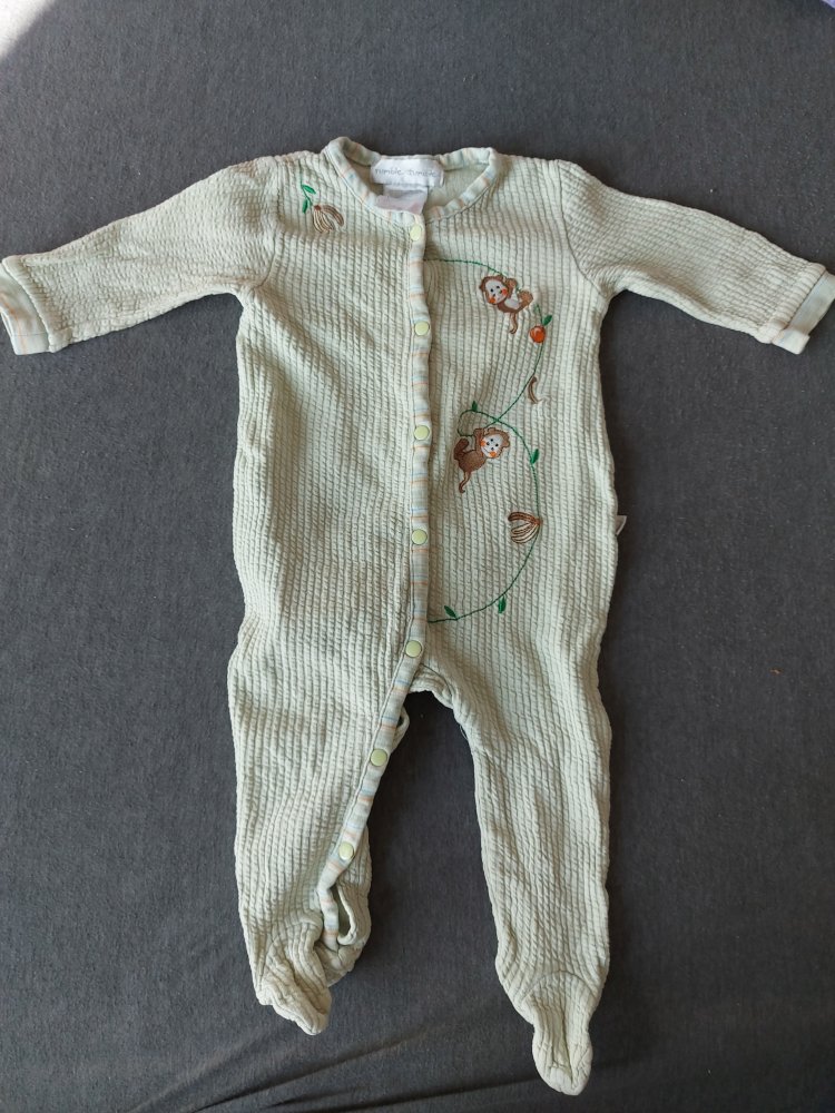 langer mintgrüner Babyschlafanzug mit Füßen und Äffchen (unisex)
