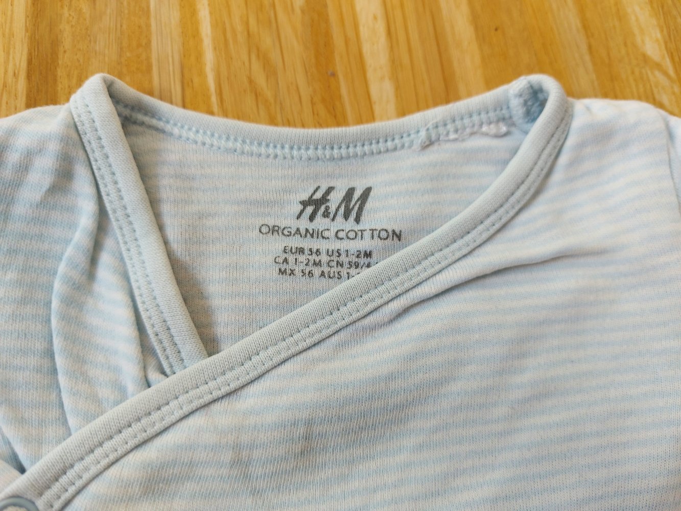 hellblau gestreifter Langarm-Wickelbody H&M Gr. 56